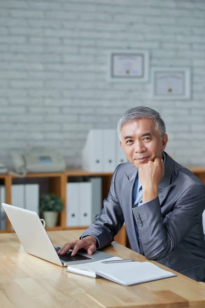 Uśmiechający się przedsiębiorcy w jego miejscu pracy — Zdjęcie stockowe