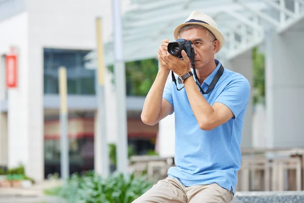 Hombre tomando fotos con cámara — Foto de Stock