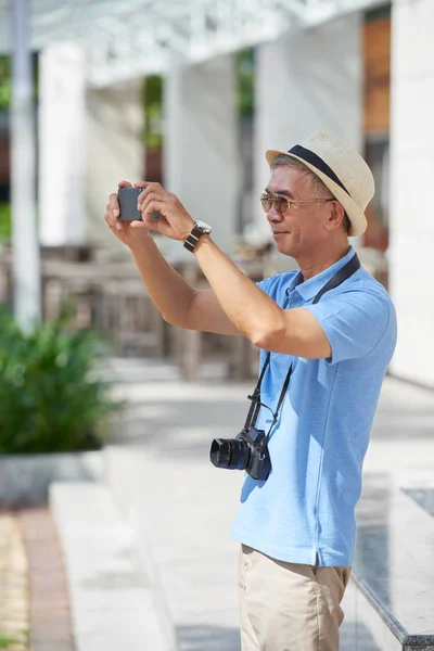 Turista tomando fotos por teléfono — Foto de Stock