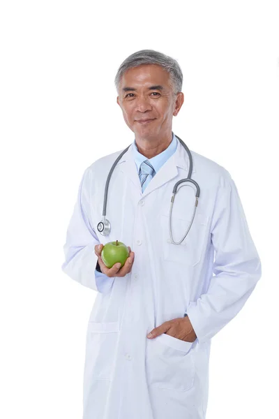 Лікар з зеленим яблуком в руці — стокове фото