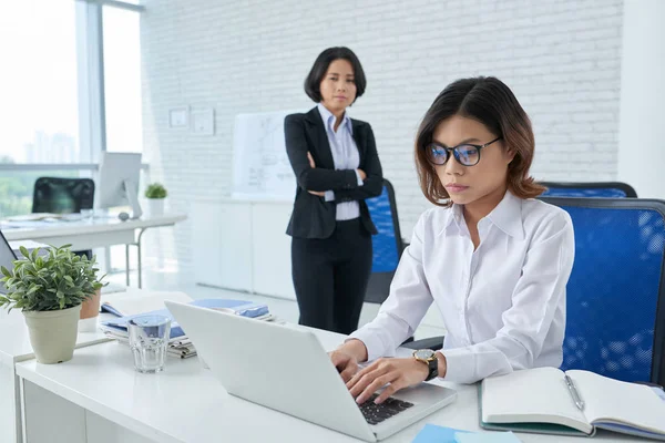 Werknemer maakte grote fout — Stockfoto