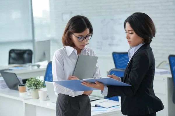 Señorita de negocios mostrando informe financiero — Foto de Stock