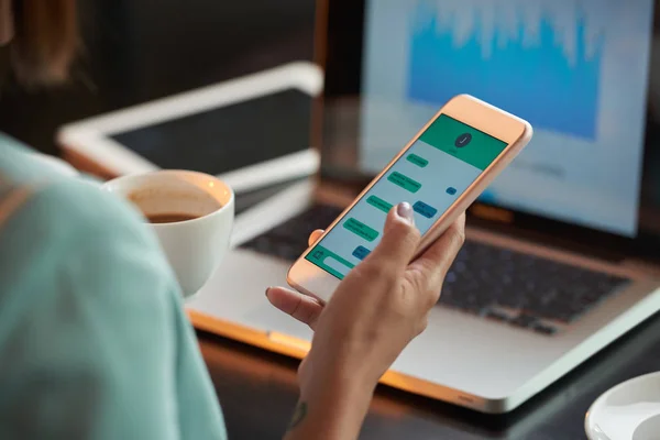 Zakelijke vrouw texting met vriend — Stockfoto