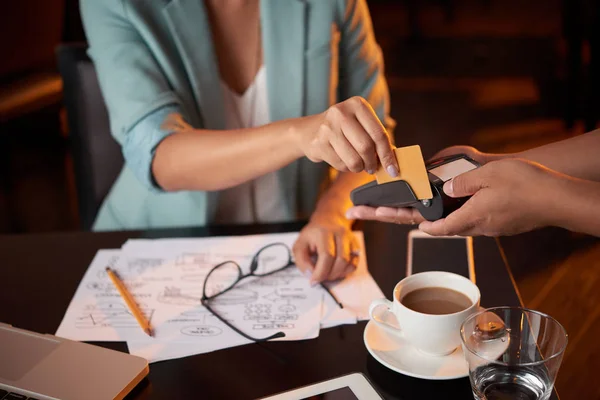 Señora de negocios pagando con tarjeta de crédito —  Fotos de Stock