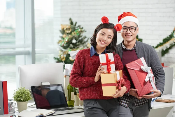 Couple d'affaires avec cadeaux de Noël — Photo