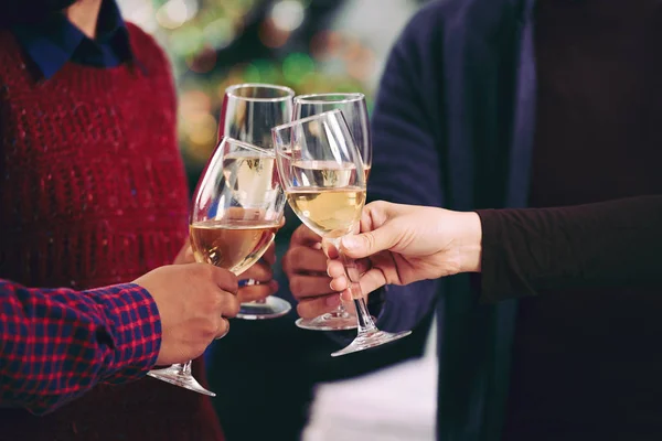 Coworkers clinking verres à champagne — Photo