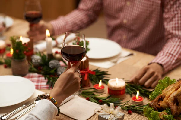 Casal na mesa de Natal decorada — Fotografia de Stock