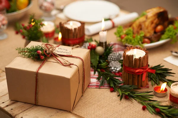 Regalo de Navidad en mesa de cena decorada — Foto de Stock