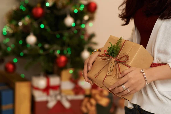 Mulher segurando presente de Natal — Fotografia de Stock