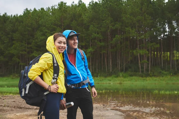 Escursionisti asiatici trekking sul fiume — Foto Stock