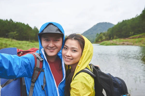 Sorridente coppia di turisti prendendo selfie — Foto Stock