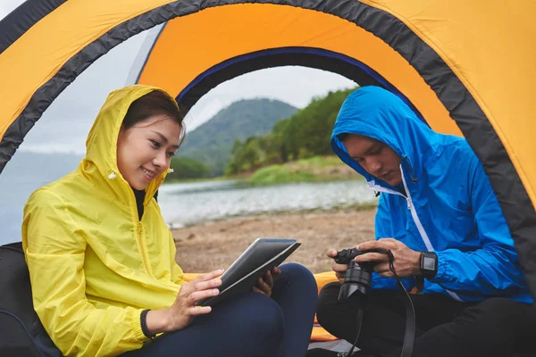 Viaggiatori seduti in tenda — Foto Stock