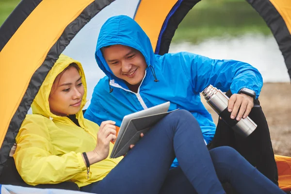 Viaggiatori seduti in tenda — Foto Stock