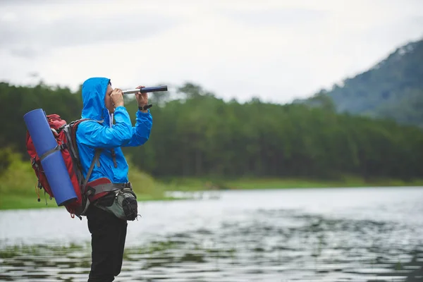 Escursionista guardando attraverso il cannocchiale — Foto Stock