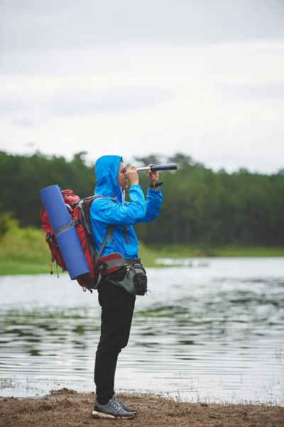 Caminhante olhando através de spyglass — Fotografia de Stock