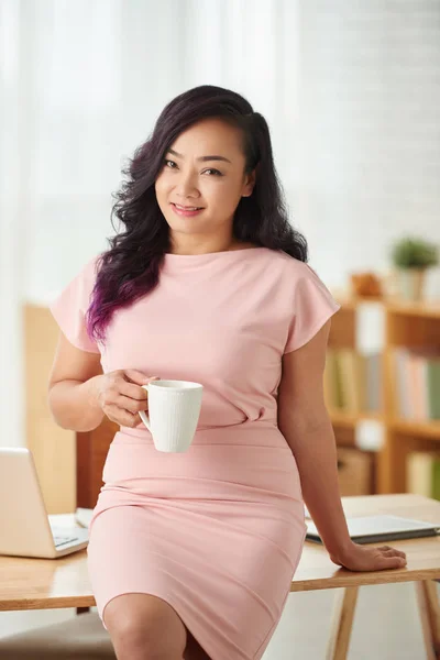 Femme d'affaires avec tasse de café — Photo