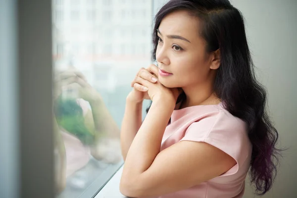 Mujer asiática mirando por la ventana —  Fotos de Stock