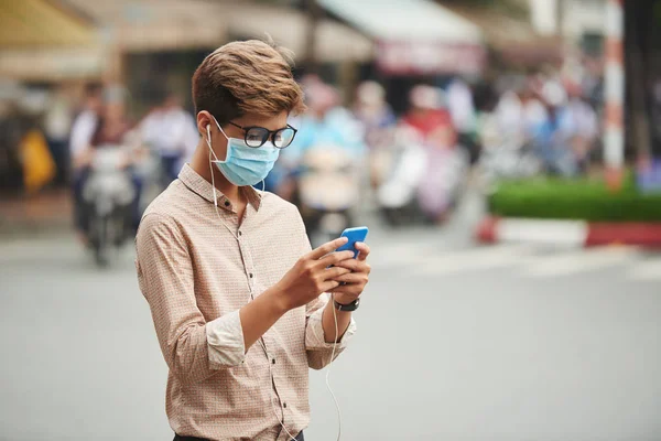 Aziatische man in medische masker — Stockfoto