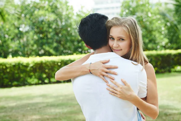 Belo jovem casal apaixonado — Fotografia de Stock