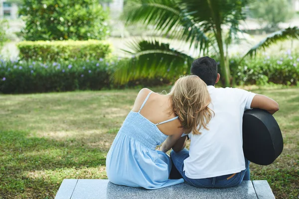 Paar verliefd buiten zitten — Stockfoto