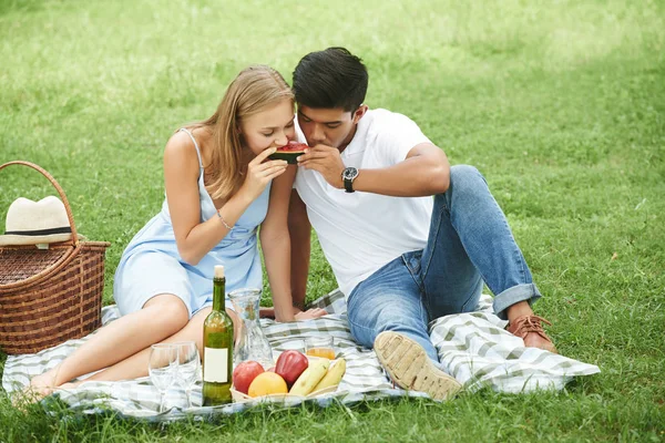 Vackert ungt par som har picknick — Stockfoto