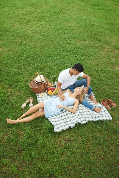 Belo jovem casal fazendo piquenique — Fotografia de Stock