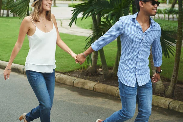 Belo jovem casal apaixonado — Fotografia de Stock