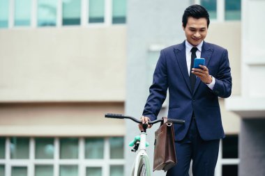 Bisiklet ile gülümseyen iş adamı 