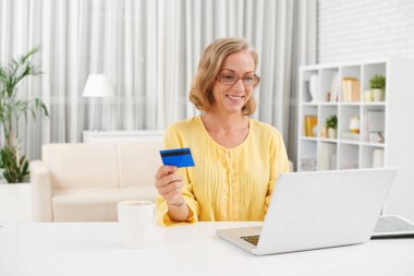 neşeli kadın online alışveriş