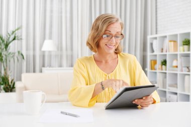 tablet bilgisayar ile neşeli kadın