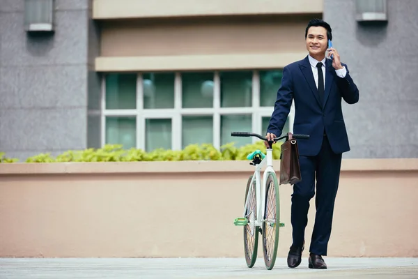 Vietnamesischer Geschäftsmann mit Fahrrad — Stockfoto