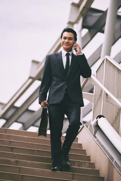 Glada affärsman ringa på telefon — Stockfoto