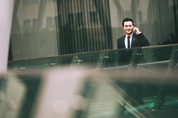 Zakenman heeft telefoon. — Stockfoto