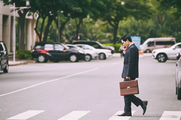 Businessman crossing road — Stock Photo, Image