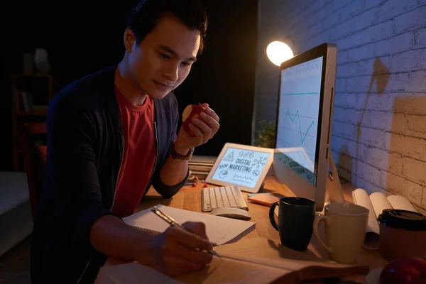 Empresário que trabalha no escritório — Fotografia de Stock