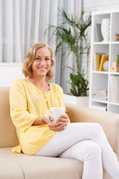 Bella donna con una tazza di caffè — Foto Stock