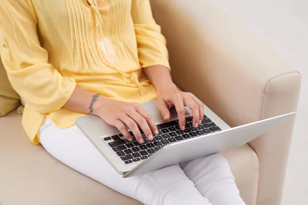 Vrouw werkt op laptop — Stockfoto