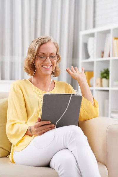 Radosny kobieta z komputera typu tablet — Zdjęcie stockowe