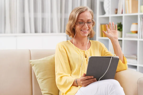 Usmívající se žena s tabletovým počítačem — Stock fotografie