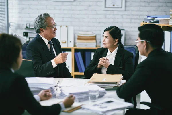 Abogados reunidos en el cargo — Foto de Stock