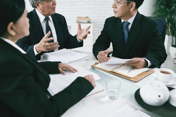 Anwälte diskutieren Dokumente — Stockfoto