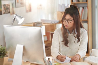 Bilgisayar ekranına bakan kadın