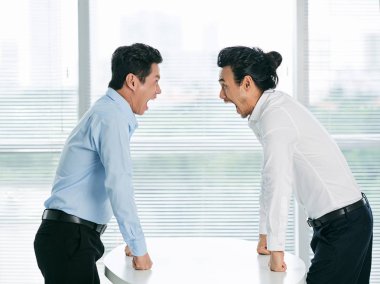 Öfkeli iş arkadaşları