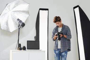 Genç fotoğrafçı test çekimleri yapma 