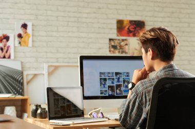 Bilgisayarı kullanan fotoğrafçı