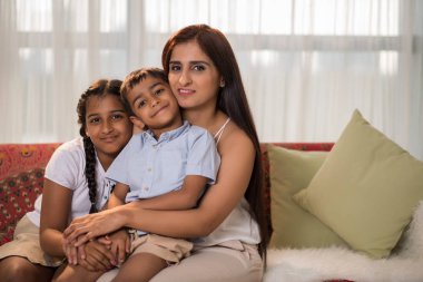 Gülümseyen kadın iki çocuk ile