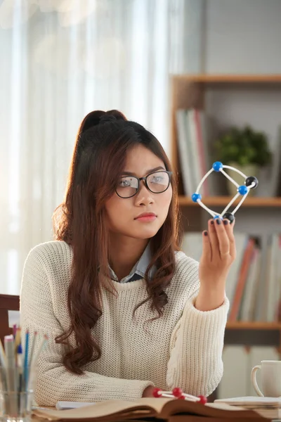 Ragazza che studia chimica — Foto Stock