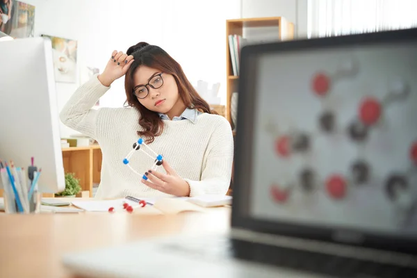 Fille fatigué de travailler sur un projet chimique — Photo