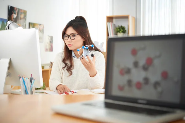 Studente che lavora al progetto — Foto Stock