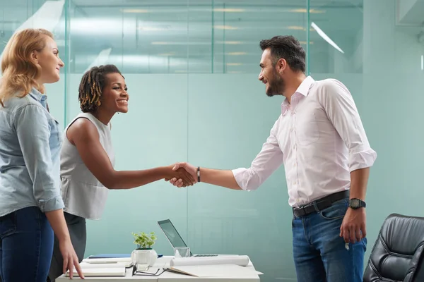 Gente de negocios moviendo las manos — Foto de Stock